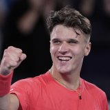 La joie de Jakub Mensik, tombeur de Casper Ruud au 2e tour à Melbourne KEYSTONE/AP/Ng Han Guan